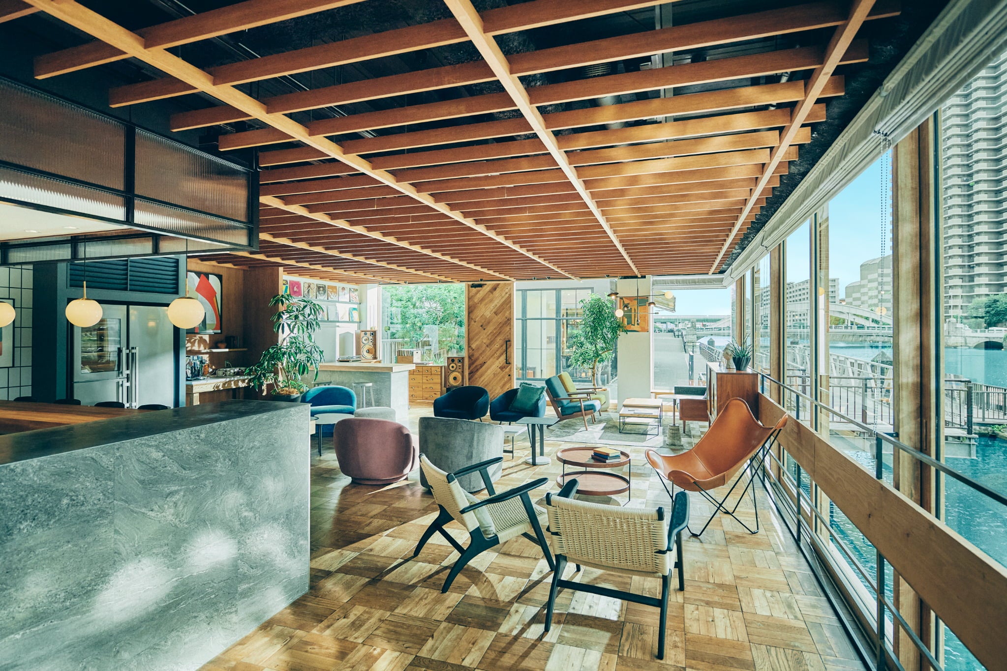 撮影は全館貸切で33,000円/時間～ご案内しています。フロア毎の利用などは直接ご相談ください。